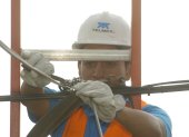 Labor.- Un trabajador realiza un conexión.