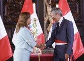 La mandataria, Dina Boluarte, mientras posa junto al nuevo ministro de Economía, José Arista, este martes en el Palacio de Gobierno, en Lima (Perú).