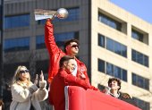 Patrick Mahomes llevó el trofeo Vince Lombardi durante el desfile de los campeones del Super Bowl.
