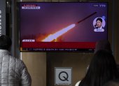 Personas observan las noticias en una estación de televisión en Seúl (Corea del Sur), este 14 de febrero de 2024.