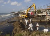 Unos trabajadores limpian un derrame de petróleo, el 12 de febrero del 2024, en la playa Rockly Bay, en la ciudad de Scarborough en la isla Tobago (Trinidad y Tobago).