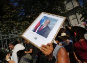 Simpatizantes del fallecido expresidente de Chile Sebastián Piñera asisten al velatorio en la antigua sede del Congreso Nacional en Santiago (Chile).