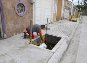 Los moradores de Samanes 6 utilizan baldes para sacar el agua que se estanca en lo que se supone deben ser jardineras.