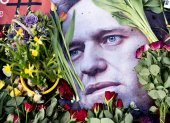 Panorama. Flores y muestras de condolencia por el fallecido líder opositor ruso Alexéi Navalni.