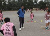 Lastra entrena a diario a niños y niñas de la escuela Jersey Star Ecuador, que funciona en el estadio de la liga barrial Eloy Alfaro, al sur de Quito.