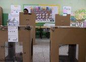 Ciudadanos ejercen su voto durante las elecciones municipales, este domingo 18 de febrero de 2024 en Santo Domingo (República Dominicana).