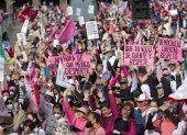 Miles de personas participan durante la "Marcha por nuestra Democracia" este domingo en la Ciudad de México (México).
