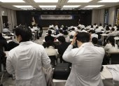 Médicos en formación asisten a una reunión de emergencia en la sede de la Asociación Médica Coreana en Seúl, Corea del Sur, el 20 de febrero de 2024.