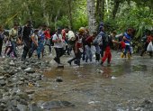 Tapón del Darién. Un grupo de migrantes suben una montaña.