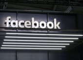Imagen del rótulo iluminado de la compañía Facebook durante el Salón del Automóvil de Fráncfort