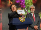 El mandatario Gustavo Petro sostiene un cartel con el nombre Cali, ciudad escogida par ser la sede de la Conferencia de la Organización de Naciones Unidas sobre Biodiversidad (COP16).