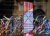 Cintas coloridas atadas por partidarios de sobrevivientes de abusos del clero se ven en la Catedral de Santa María en Sídney, Australia.