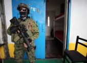 Un soldado custodia el acceso a una celda de la cárcel de Cotopaxi.