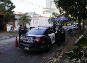 Vehículos de la Policía Nacional custodian los alrededores de la Embajada de Nicaragua este jueves 22 de febrero de 2024, en Ciudad de Panamá (Panamá).
