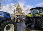 Decenas de agricultores franceses realizaron este viernes una marcha lenta con sus tractores por las calles de París, Francia, coincidiendo con la víspera del inicio del Salón de la Agricultura.