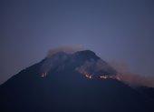 Un incendio en el volcán de Agua ayer jueves, desde la ciudad colonial de Antigua Guatemala (Guatemala).