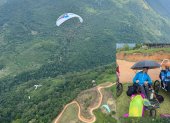Zuko Carrasco demostró su habilidad en la práctica de parapente.