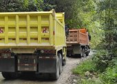 Delincuencia. Las volquetas que transportan la materia prima en caminos irregulares tienen placas ecuatorianas.