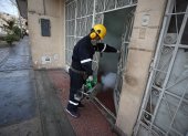 Un trabajador que fumiga en una vivienda del distrito El Agustino como medida preventiva contra el dengue en Lima (Perú).