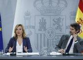 El ministro de Cultura, Ernest Urtasun (d) y la ministra de Educación, Formación Profesional y Deportes y portavoz del Gobierno, Pilar Alegría, durante la rueda de prensa posterior a la reunión del Consejo de Ministros, este martes en el Palacio de La Moncloa