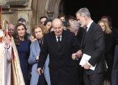 El rey Felipe VI ayuda a su padre, Juan Carlos I, a entrar en el automóvil a la salida de un servicio religioso en Windsor por el difunto Constantino de Grecia. Atrás, Sofía y Letizia.