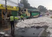 La granizada que se registró en Conocoto hizo que el hielo se acumule en las vías.