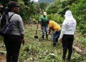 Un grupo de investigadores y habitantes del sector que trabajan en la recuperación de restos mortales de cinco desaparecidos, en una zona rural de Tadó departamento de Chocó (Colombia).