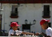 La Habana. Dos niños jugando en un área recreativa de La Habana Vieja.