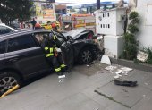 El auto se impactó contra una pequeña pared de bloques sobre la que estaban medidores de luz.