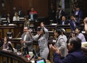 Festejo. Al grito de “¡Uno menos!” la bancada correísta celebra el resultado del juicio político, primer paso hacia la recuperación del aparato de justicia.