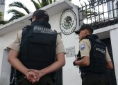 Ambiente en los exteriores de la Embajada Mexicana en Quito.
