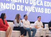 La titular de la Senescyt, Ana Changuín (hablando) y el presidente Daniel Noboa (derecha), durante un conversatorio con estudiantes universitarios en Machala.