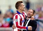 Antoine Griezmann (i) aún no estaría a disposición del técnico Diego Simeone