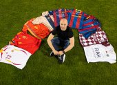Andrés Iniesta (Fuentealbilla, 1984) jugó su partido mil como profesional, lo que le convierte en "un privilegiado", según dijo tras enfrentarse con el Emirates FC al Ajman, en la UAE Proleague. "Alcanzar esta cifra supone algo muy especial para mí. Cuando jugaba en la pista de Fuentealbilla o en el Albacete, mi sueño era ser futbolista, pero nunca pude imaginar que podría disfrutar de una carrera tan larga y tan bonita", aseguró el centrocampista en unas declaraciones ofrecidas por NSN (Never Say Never), la agencia del jugador. EFE/NSN -SOLO USO EDITORIAL/SOLO DISPONIBLE PARA ILUSTRAR LA NOTICIA QUE ACOMPAÑA (CRÉDITO OBLIGATORIO)-
