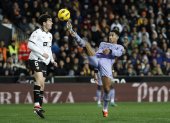 VALENCIA, 02/03/2024.- El centrocampista inglés del Real Madrid Jude Bellingham (d) ante el defensa del Valencia Hugo Guillamón durante el encuentro correspondiente a la jornada 27 de Primera División que Valencia y Real Madrid disputan hoy sábado en el estadio de Mestalla, en Valencia. EFE / Biel Aliño