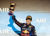 Sergio Pérez levantando la copa de vicecampeón. Su compañero, Verstappen, fue el líder.