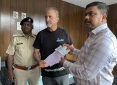 El marido de la pareja española agredida en el norte de la India recibe un cheque compensatorio por parte de las autoridades
