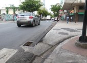 Vecinos han colocado una tabla de madera para cubrir un hueco de alcantarilla en las calles Víctor Manuel Rendón y Rumichaca.