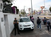 Vigilancia. Agentes de la Policía resguardan los accesos de la Embajada para evitar el escape de Glas.