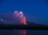 Fotografía de la erupción del volcán La Cumbre en la isla Fernandina, en las Islas Galápagos (Ecuador).