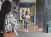 Guayaquil. Dos jóvenes llevan en sus manos sus hojas de vida, están en la tarea de buscar un trabajo.