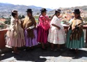 Mujeres Aimaras, perteneciente al emprendimiento "Warmi Empollerada" lucen el traje típico de la Chola paceña