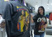 Pocas tiendas en la Bahía ofrecen modelos de camisetas con imágenes de Chito Vera
