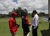 El presidente Marco Pazos (d) se reunió con el entrenador paraguayo Ever Hugo Almeida (c) y su cuerpo técnico. Acordaron su continuidad en los puros criollos.