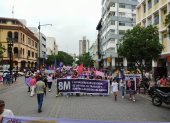 Marcha por las calles del centro de Guayaquil en conmemoración del Día de la Mujer.