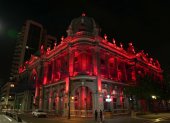 La fachada del Palacio Municipal fue iluminada con una tonalidad roja, la noche del viernes 8 de marzo.