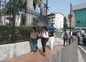 Clima. Con paraguas, ciudadanas se protegen de los rayos solares en la avenida Carlos Luis Plaza Dañín, norte de Guayaquil. Sobres las aceras faltan espacios que brinden sombra.