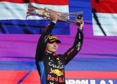 Jeddah (Saudi Arabia), 09/03/2024.- Winning Red Bull Racing driver Max Verstappen of Netherlands celebrates with the trophy on the podium after the Formula 1 Saudi Arabia Grand Prix at the Jeddah Corniche Circuit in Jeddah, Saudi Arabia, 09 March 2024. (Fórmula Uno, Países Bajos; Holanda, Arabia Saudita) EFE/EPA/ALI HAIDER