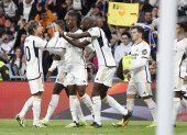 MADRID, 10/03/2024.- Los jugadores del Real Madrid celebran el gol de Vinicius Jr., durante el partido de la jornada 28 de LaLiga que Real Madrid y Celta de Vigo disputan hoy domingo en el estadio Santiago Bernabéu. EFE/J.J. Guillén