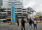 Entidad.- Personas al ingreso del edificio principal del Servicio de Rentas Internas (SRI) en Guayaquil.
